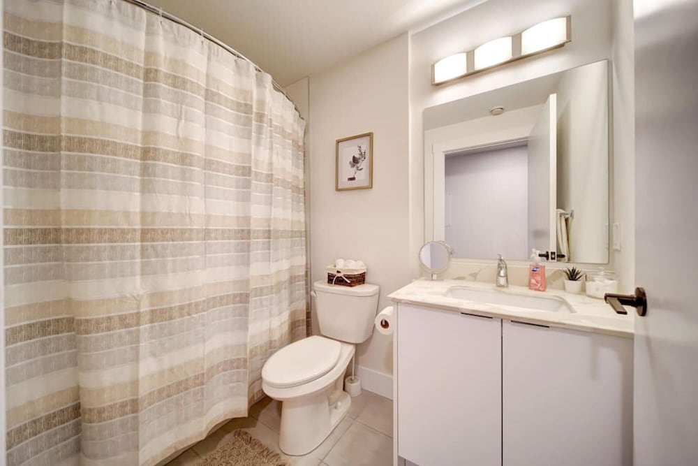 Stylish Modern Condo w Parking Location Coffee, Foto 26
