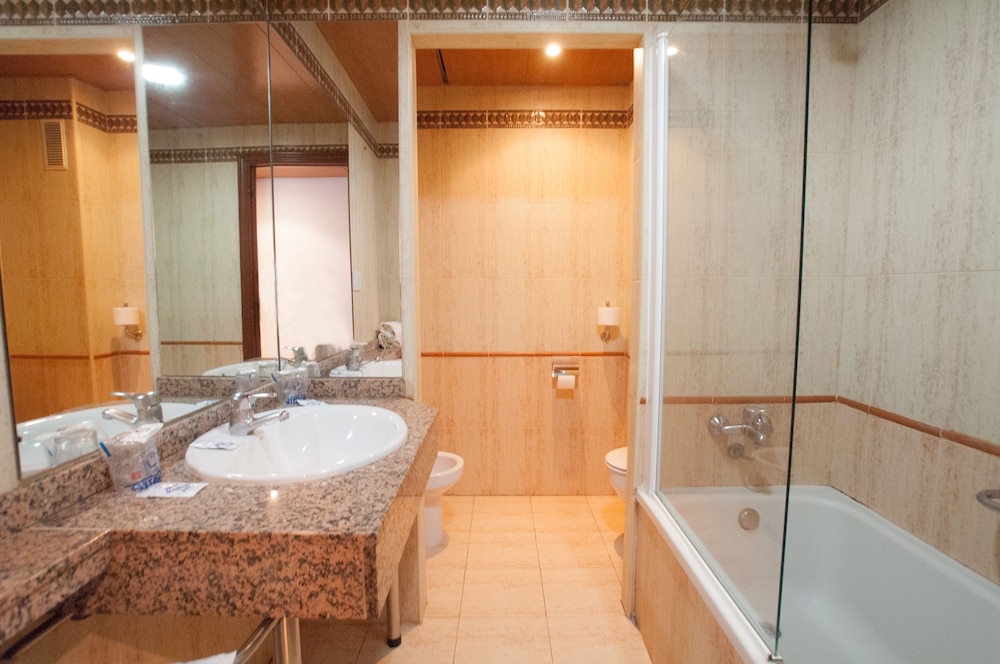 Standard Room (2 Adults + 2 Children) - Photo 3