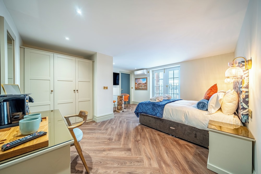 Deluxe Room, 1 King Bed, City View