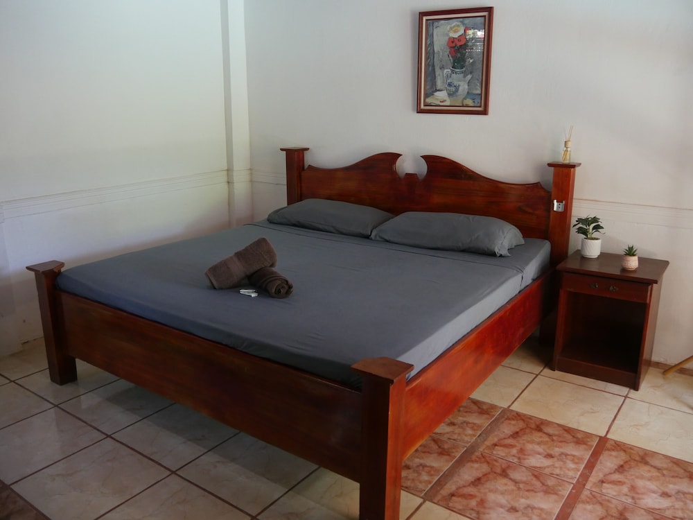 Comfort Room, Pool View