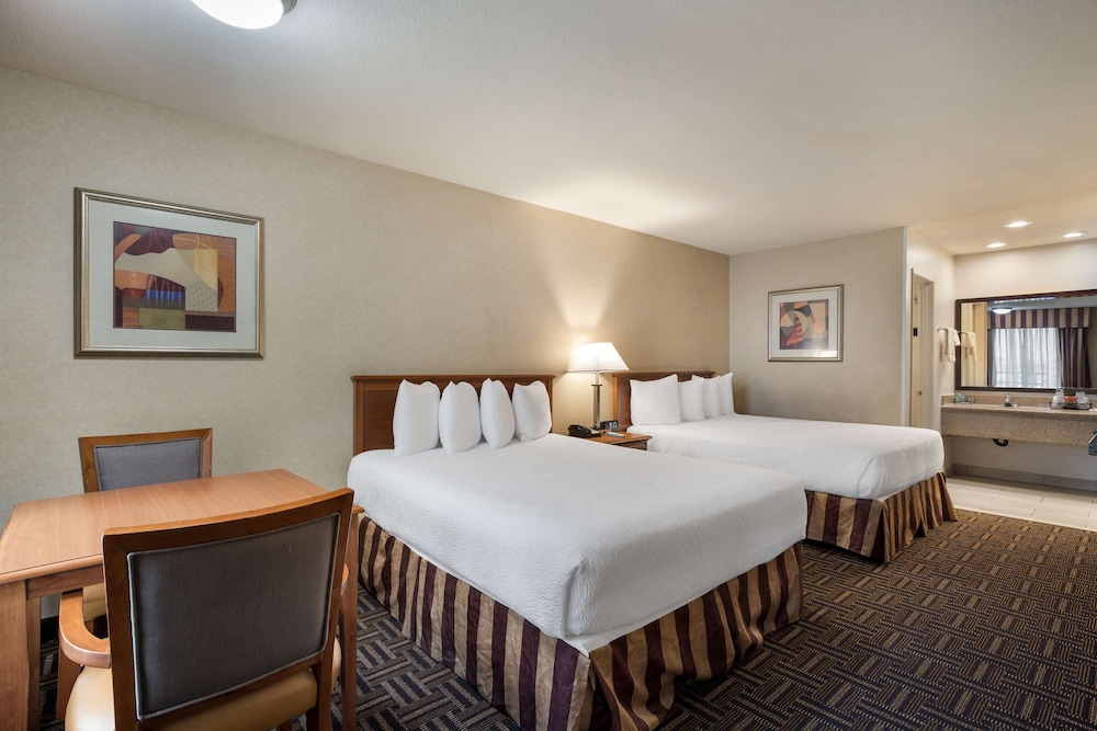 Standard Room, 2 Queen Beds, Non Smoking, Refrigerator - Photo 2