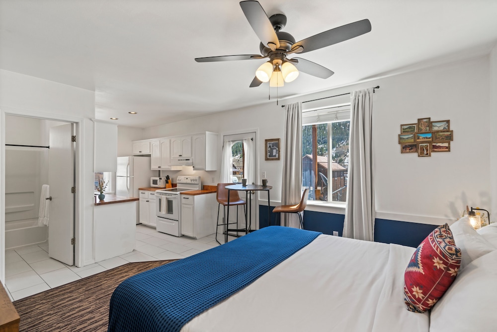 Presidential Cottage, 1 King Bed, Non Smoking, Mountain View photo 1