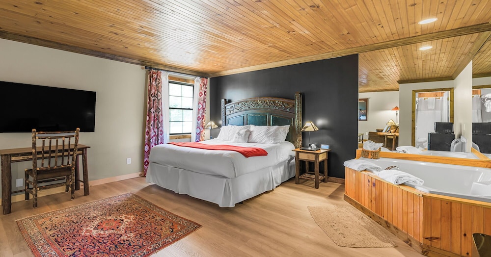 Lakeside Cabin Suite