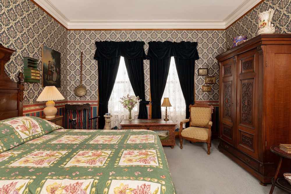 Deluxe Room, 1 Queen Bed, Private Bathroom, Corner photo 2