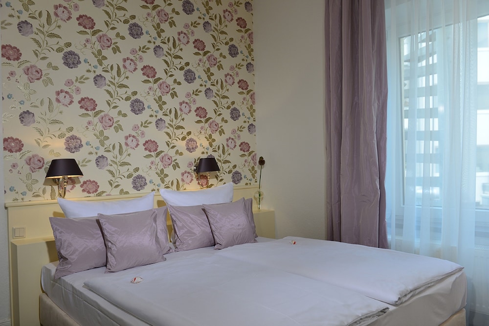 Basic Double or Twin Room - Photo 8