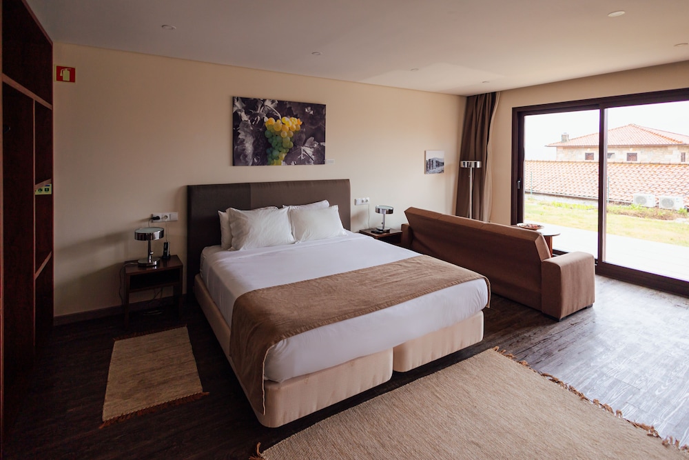 Deluxe Room - Photo 5