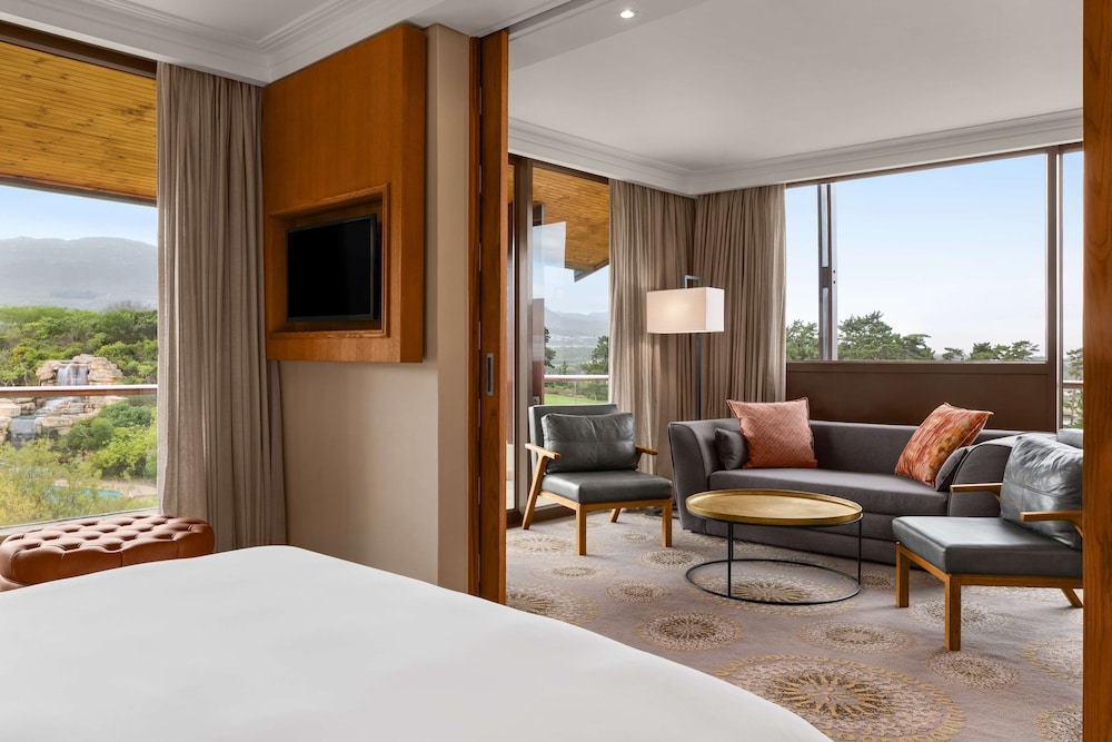 Deluxe King Suite with Garden View - Photo 6