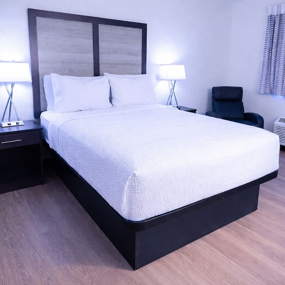 Standard Room, 1 Queen Bed photo 2