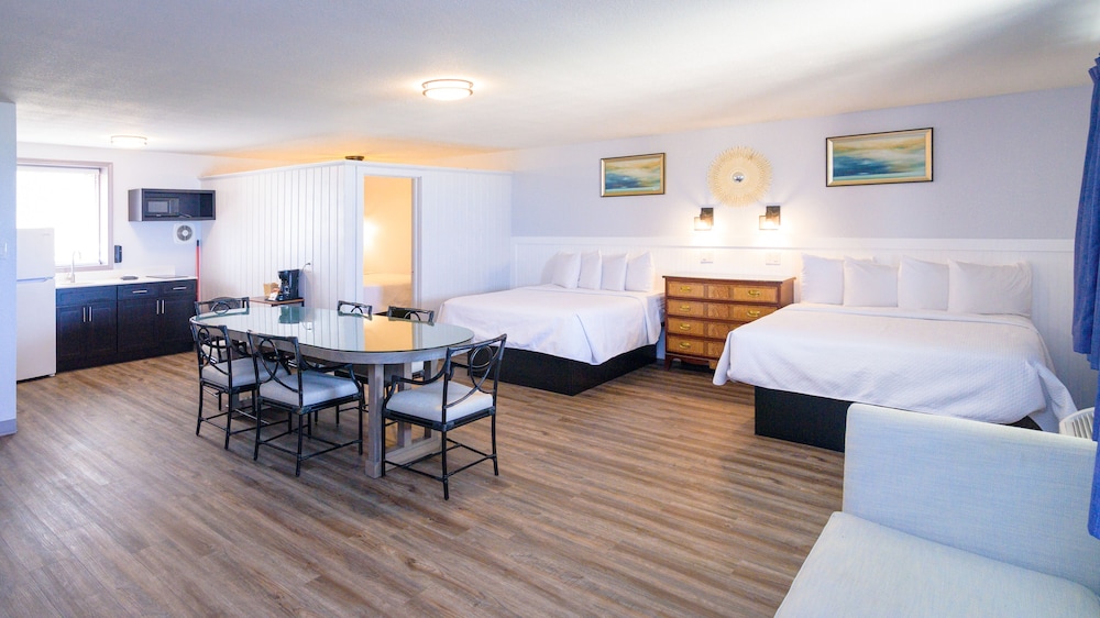 Family Room, Multiple Beds, Kitchenette, Ocean View (Second Floor)