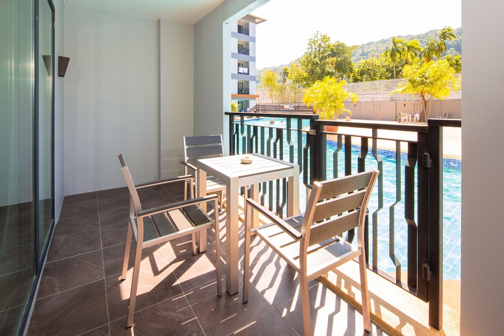 Family Room, Pool Access - Photo 4