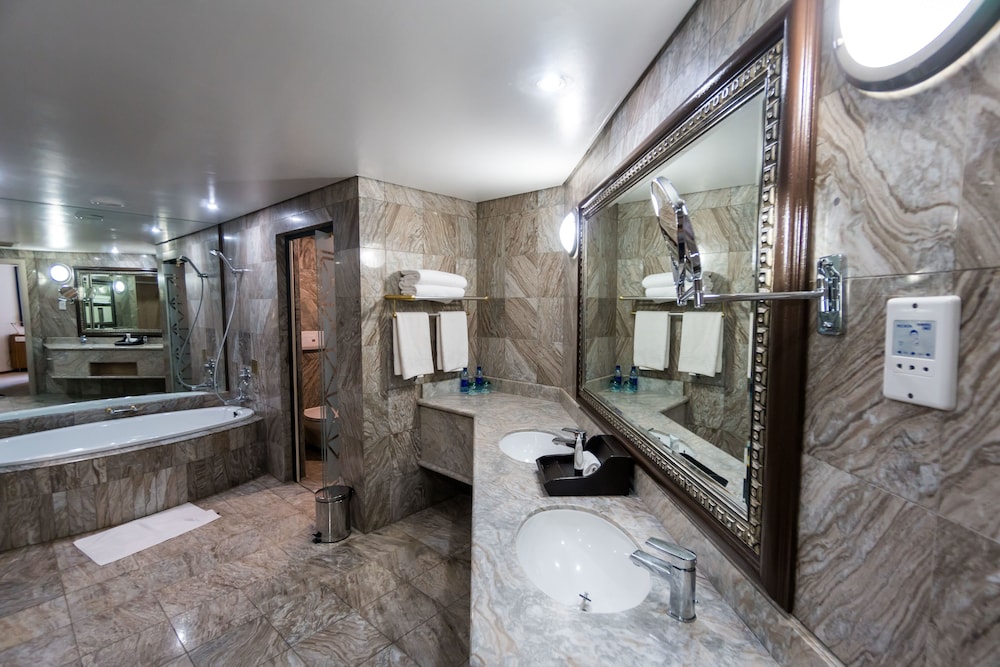 Luxury King Suite photo 2
