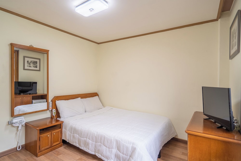 R01) Bed Room for 2 people (No Kitchenette) photo 3