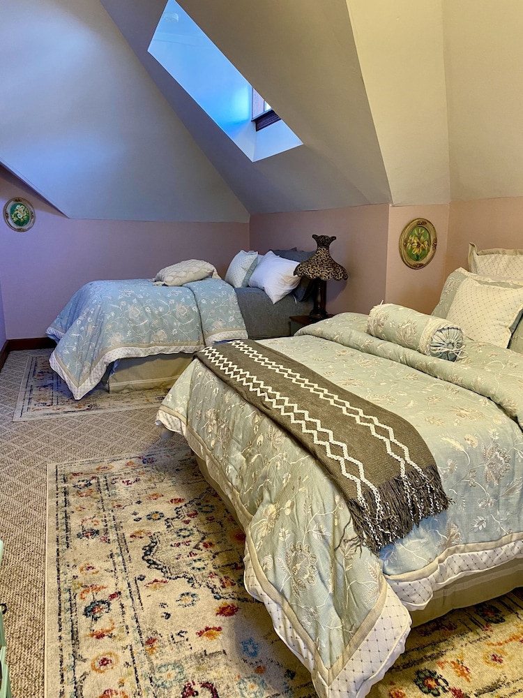 The Daisy Multiple Bed Suite (with crib) photo 1