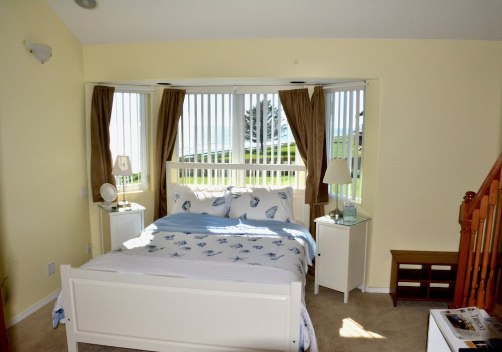 Bluffview Lodge #31 (Room with 1 Queen and 1 Twin, upstairs)