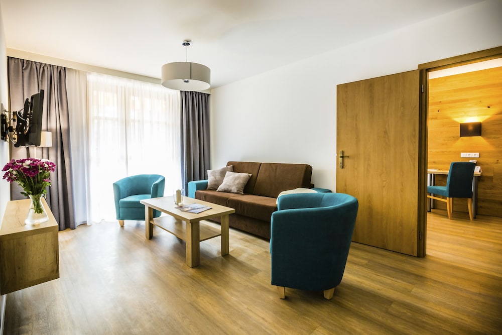 Grand Apartment, 2 Queen Beds, Garden View, Annex Building photo 2