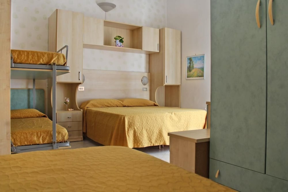 Quadruple Room - Photo 7