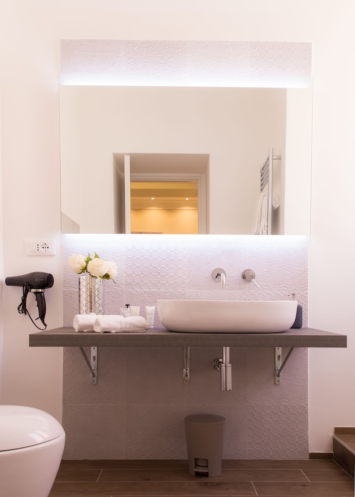 Suite (King) photo 2