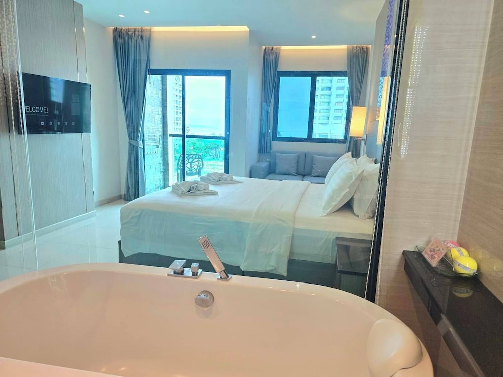 Suite Sea View with Balcony - Photo 2