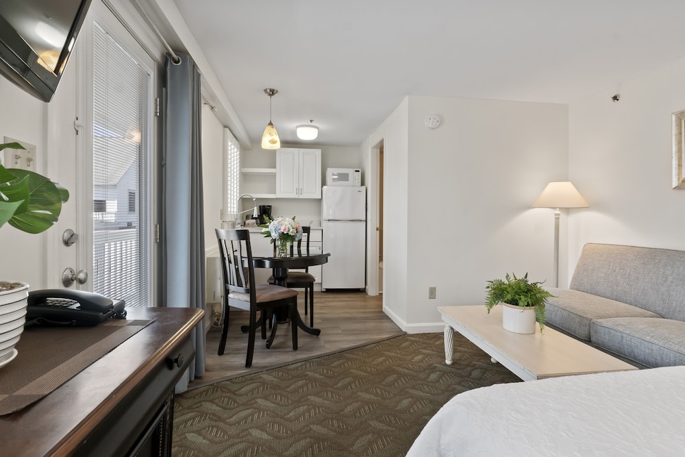 Studio, 1 Queen Bed, Kitchenette (Stairs Required) photo 1