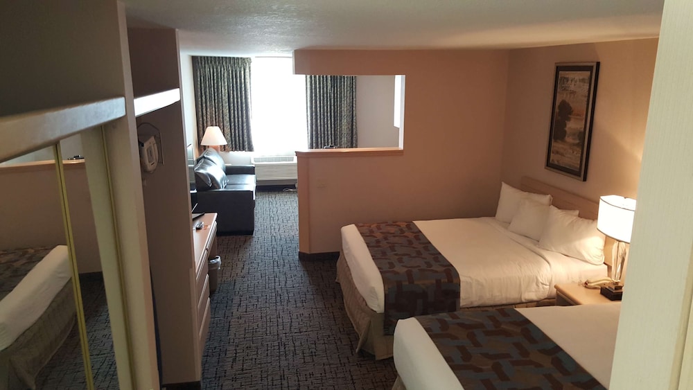 Queen Suite W/Sofa Bed - Photo 1