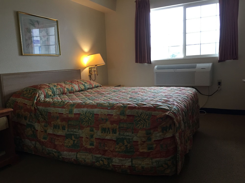 Standard Room, 1 Queen Bed, Refrigerator & Microwave