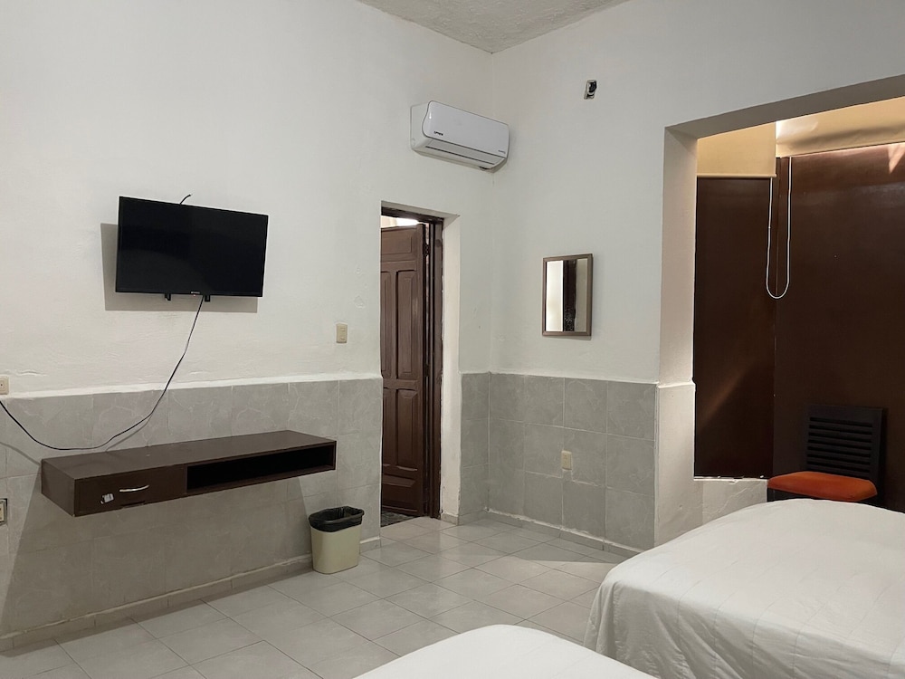 Standard Quadruple Room, 2 Double Beds, Ensuite, Ground Floor photo 1