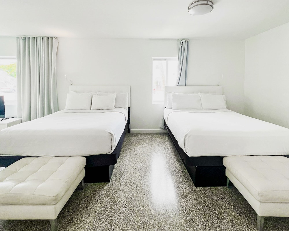 Deluxe Studio, 2 Queen Beds - Photo 2