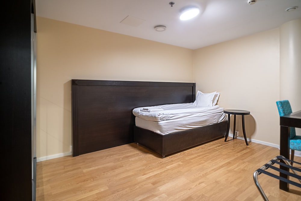 Compact Small (No windows, shared bathroom) photo 2
