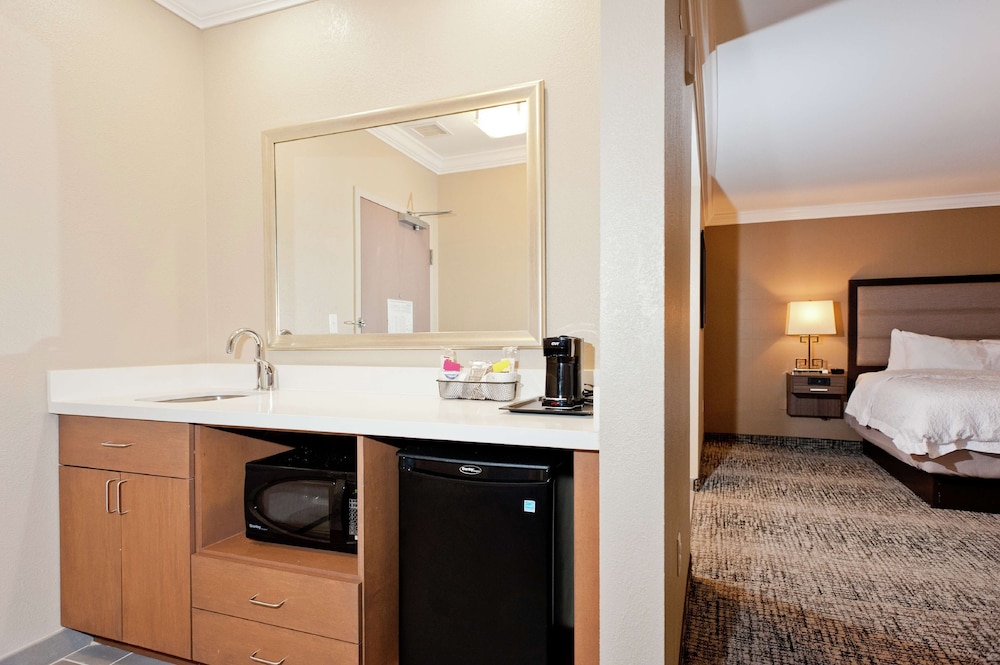 Studio, 1 King Bed, Refrigerator & Microwave (Wet bar)