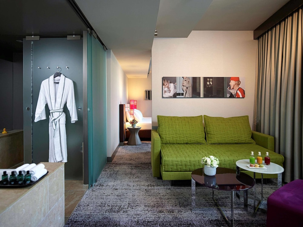 Junior Suite, 1 Queen Bed, Corner (Executive) thumbnail 5
