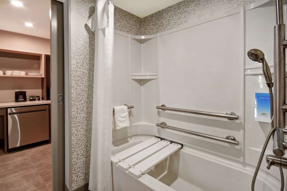 Studio, 1 King Bed, Accessible, Bathtub (Mobility & Hearing) photo 3