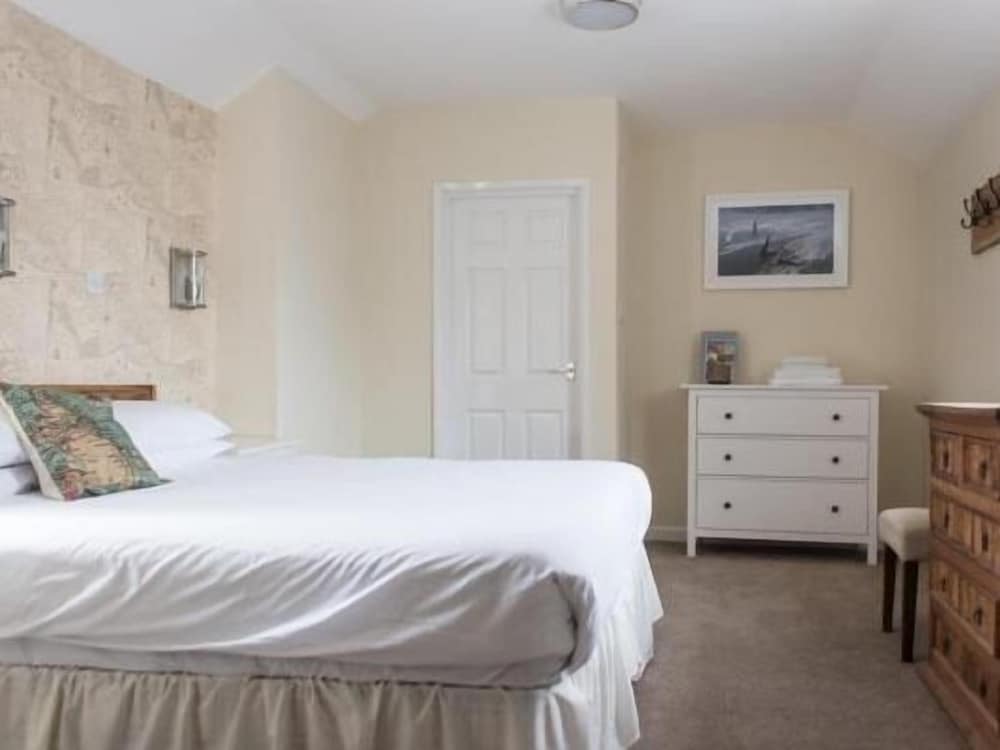 Suite, Ensuite photo 1