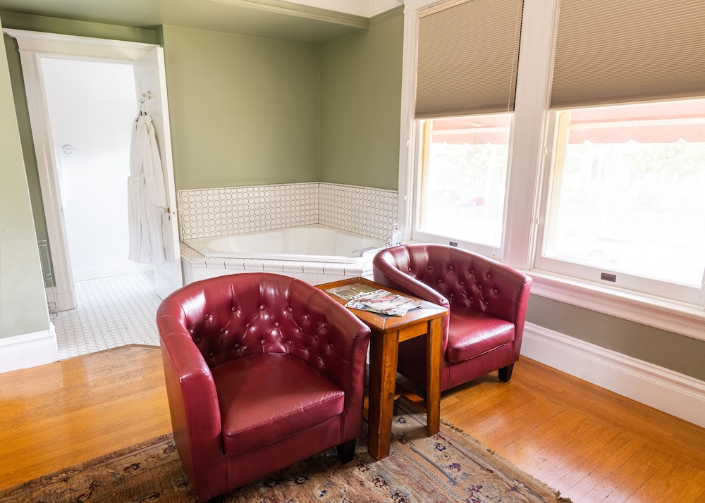 Standard Room, 1 Queen Bed, Non Smoking photo 3