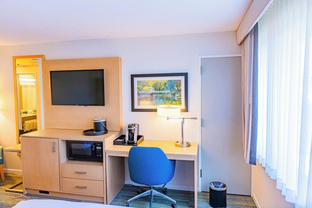 Room, 1 Queen Bed, Kitchenette (with Bathtub) - Photo 3