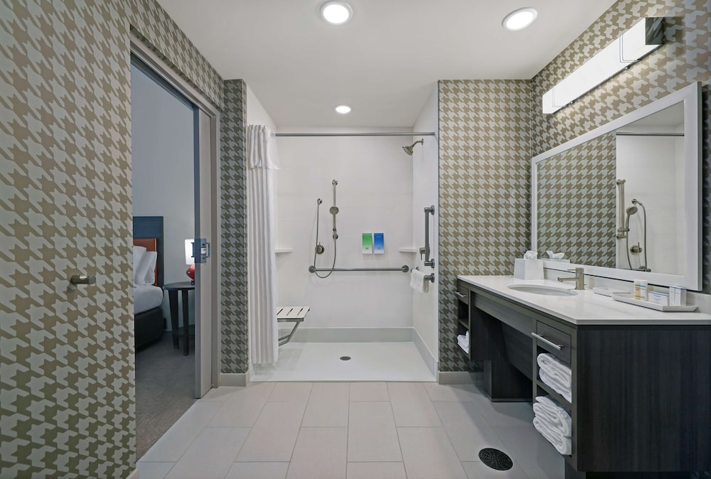 Room, 1 Queen Bed, Accessible (Mobility & Hearing, 3x3 shower) photo 3