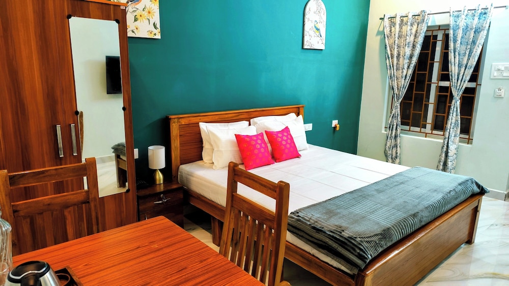Superior Single Room, Balcony, Pool View