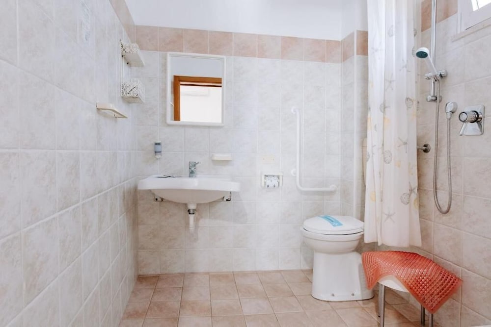 Classic Quadruple Room photo 3