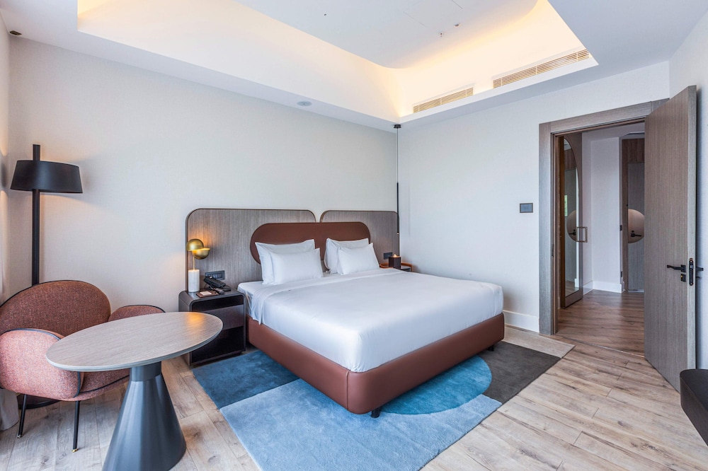 Standard Room with Balcony, Canal View - Photo 11