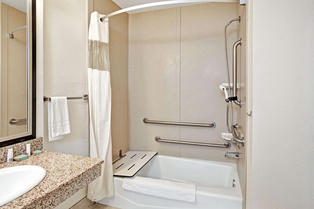 Room, Accessible, Non Smoking - Photo 3