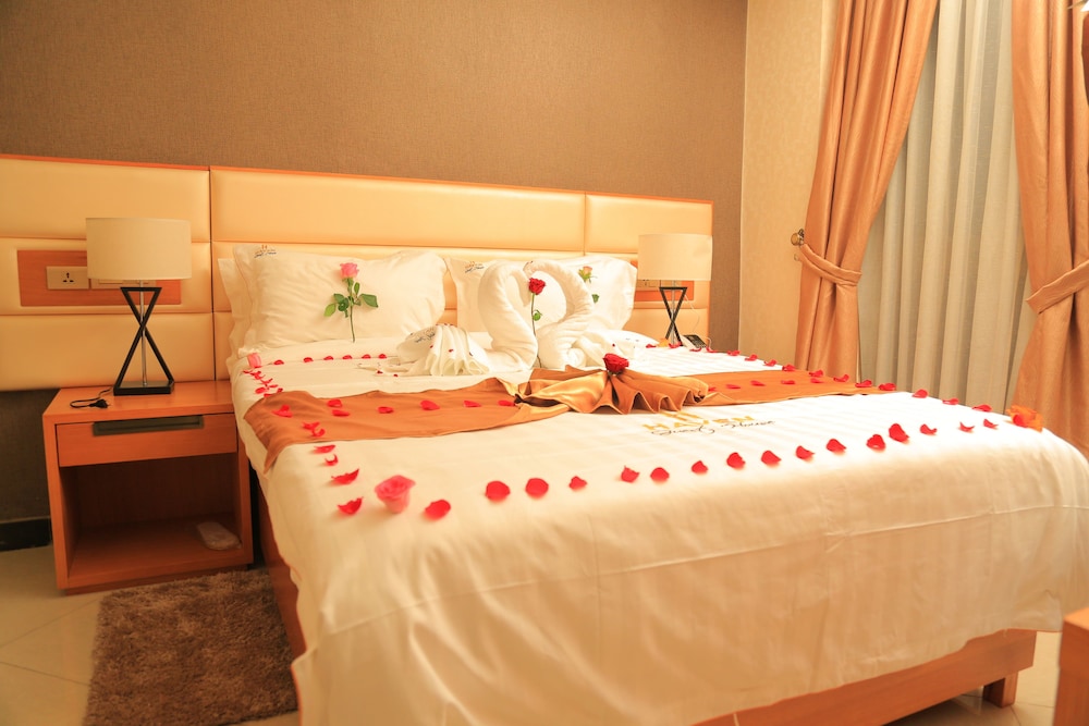 Deluxe Single Room, 1 Queen Bed, Balcony, City View photo 3