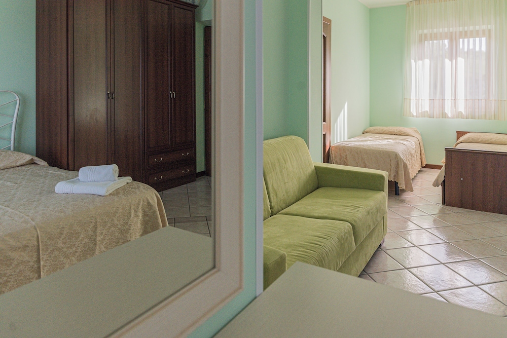 Family Quadruple Room, Hill View photo 2
