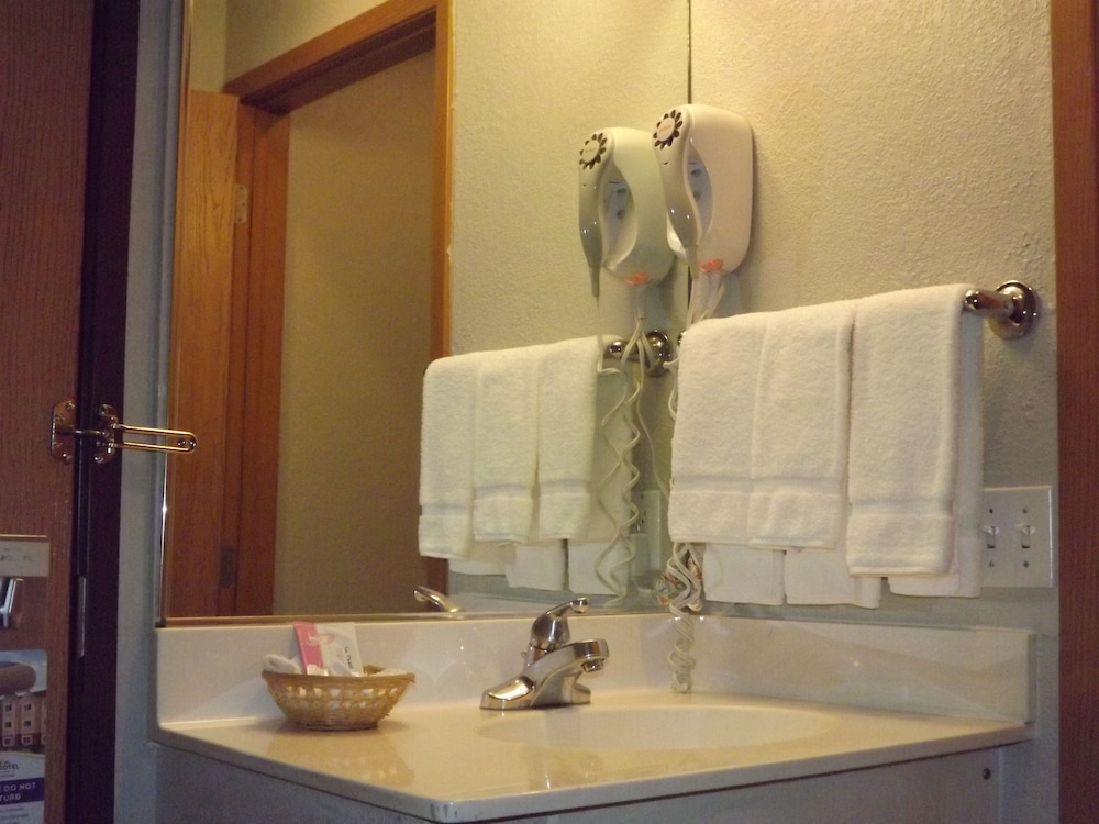 Standard Room, 2 Queen Beds - Photo 5