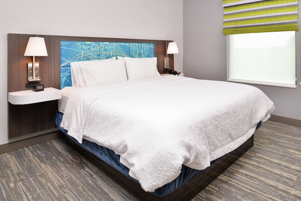 Studio, 1 King Bed, Refrigerator & Microwave (Wet bar) photo 2