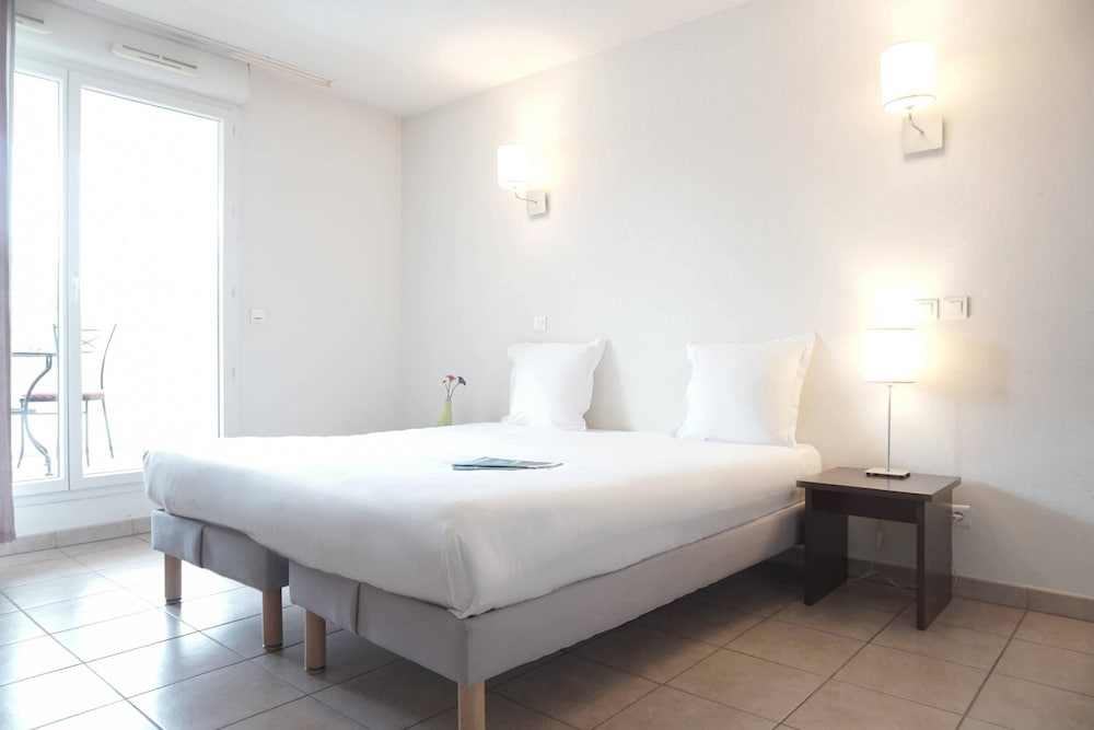 Standard Room, 1 King Bed, Non Smoking - Photo 4