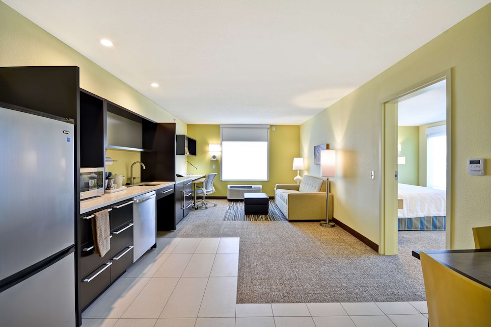 Suite, 1 King Bed, Accessible, Bathtub photo 2