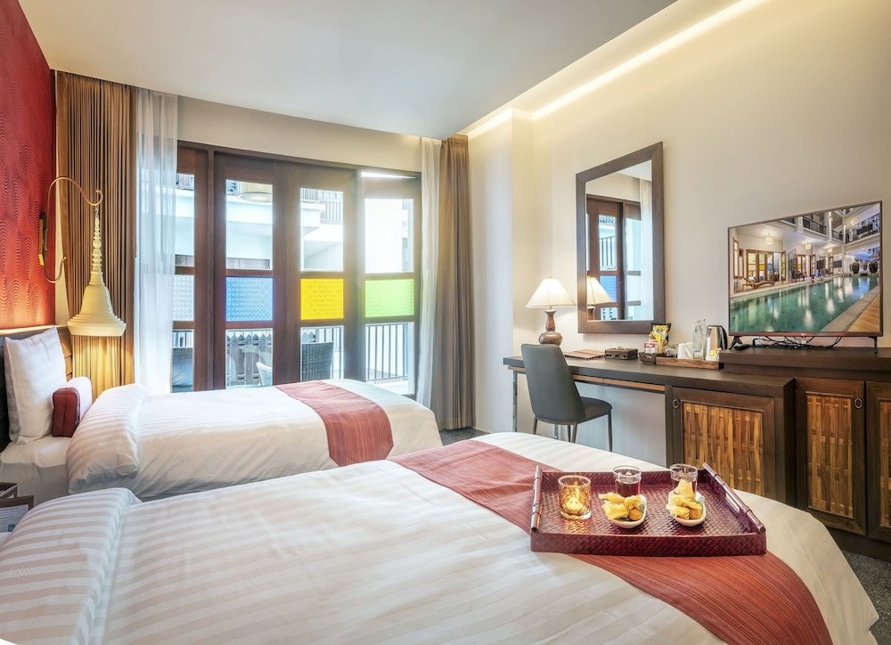 Deluxe Room, 2 Twin Beds, Pool View - Photo 6