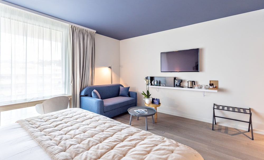 Premium Room, 1 King Bed with Sofa bed - Photo 1