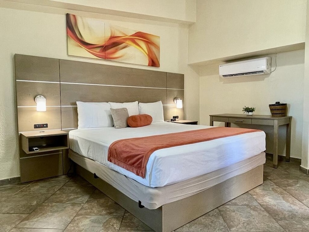 Deluxe Single Room, 1 King Bed, Refrigerator & Microwave, Ocean View photo 1