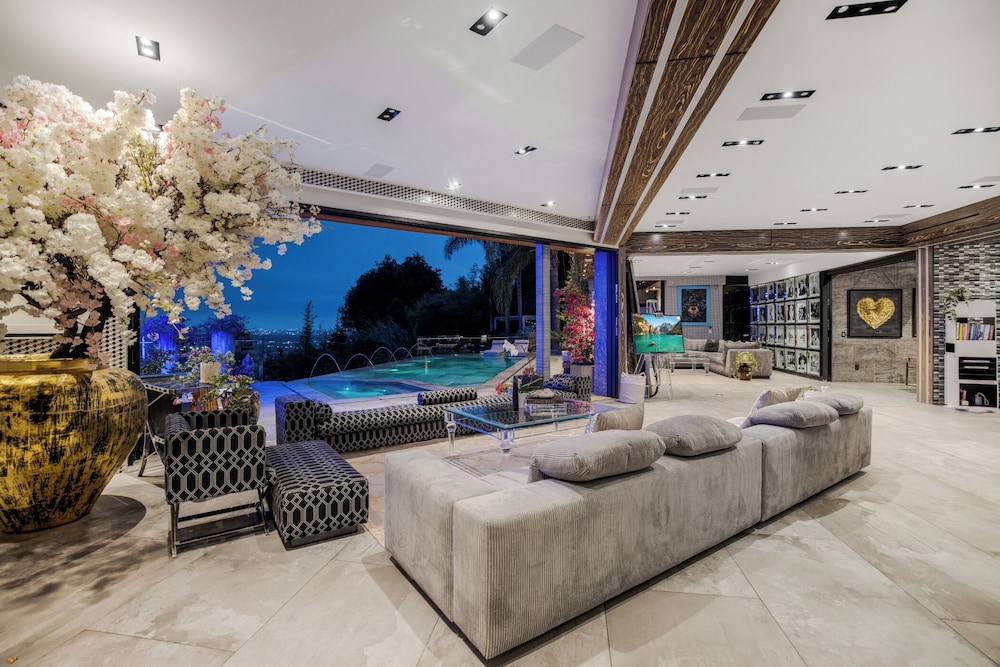 Luxury Villa, Multiple Beds, Pool Access, City View (Villa Kaleida)