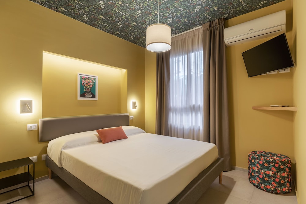 Standard Room, 1 Queen Bed, Non Smoking, Ensuite photo 3